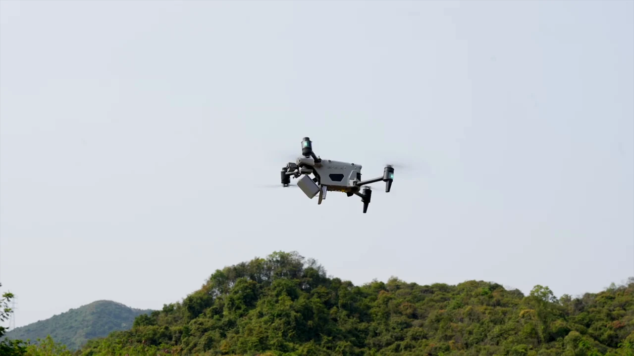 Autel Alpha mit Tracer Air im Flug über bewaldeten Hügeln