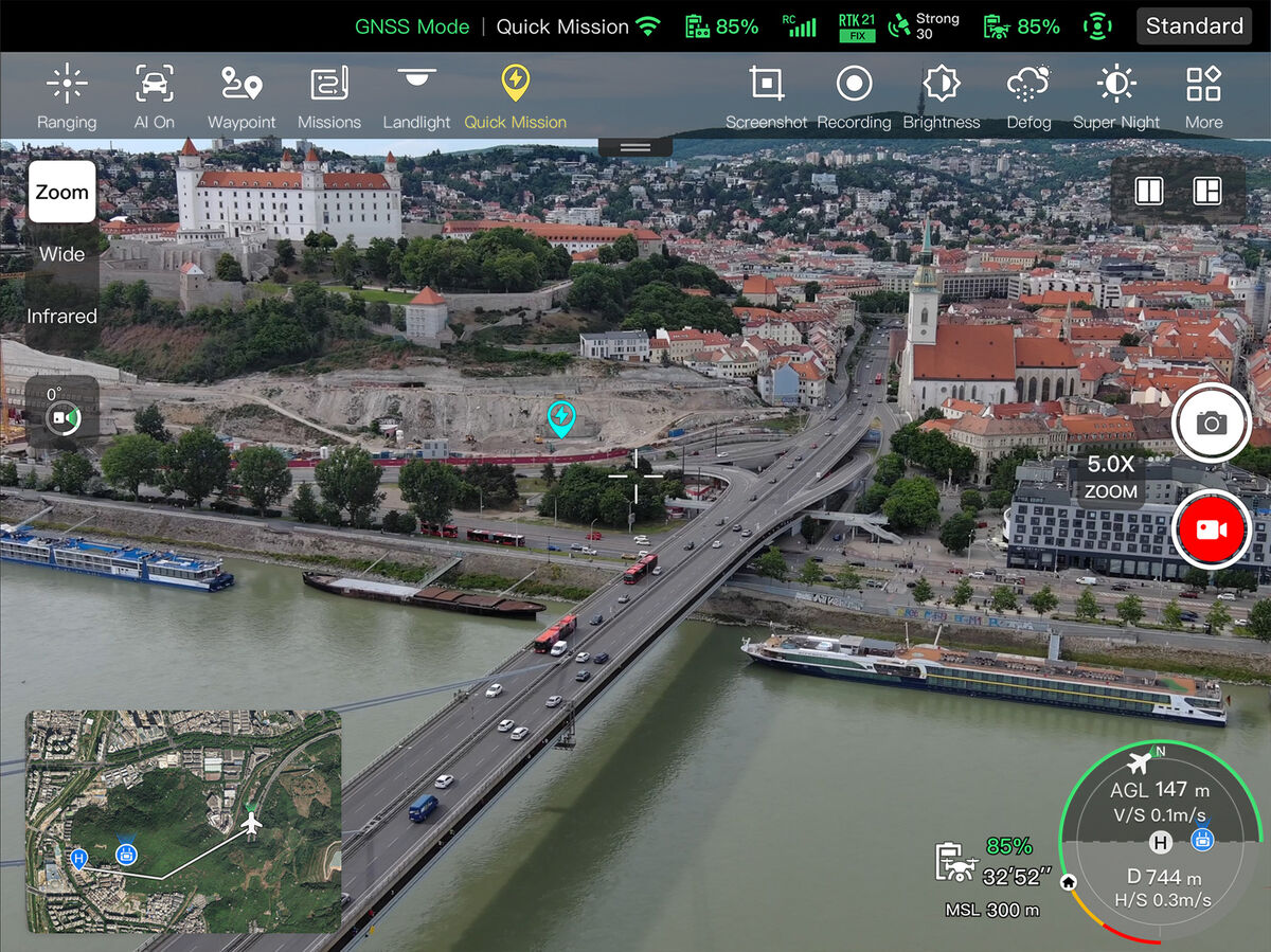 Schnellauftrag mit Ziel im Livebild über einer Brücke