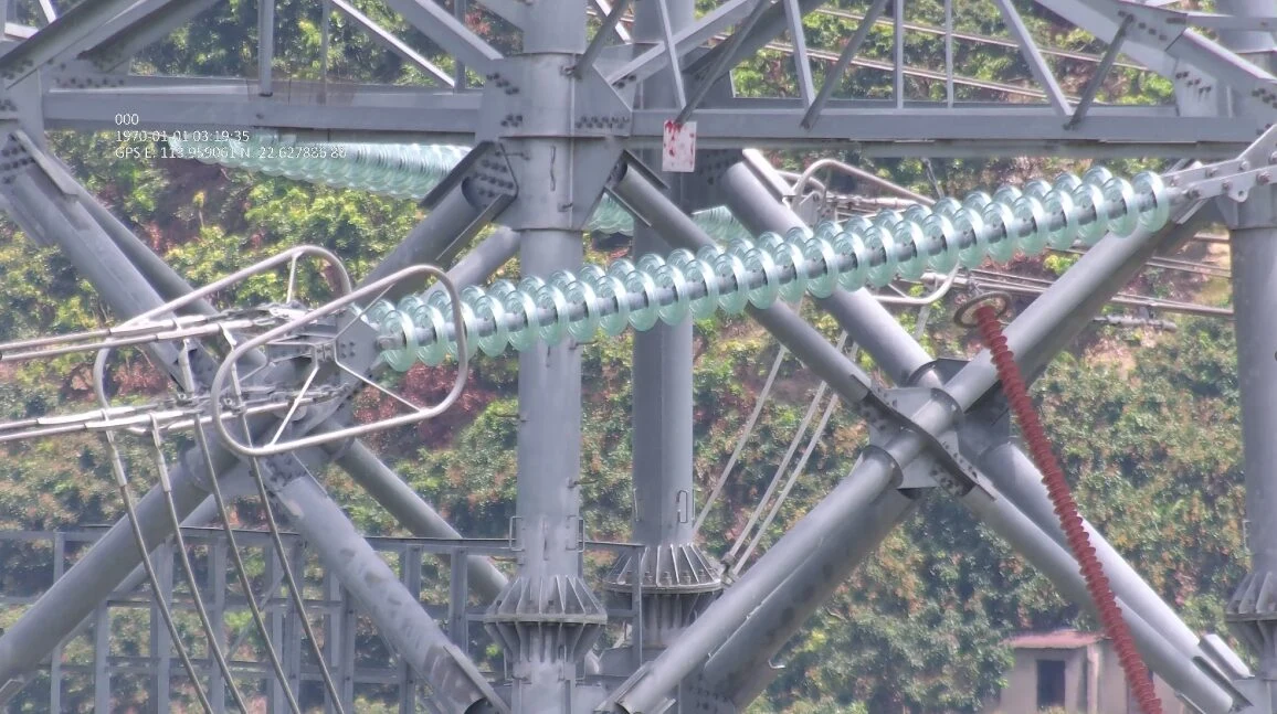 Isolatorkette am Mast, nach dem Zoomen