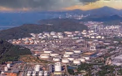 Industrieanlage mit Tanklager aus der Luft