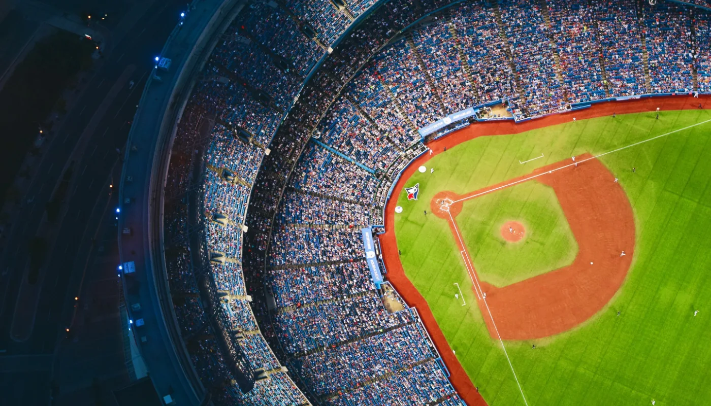 Vollbesetztes Stadion, von oben