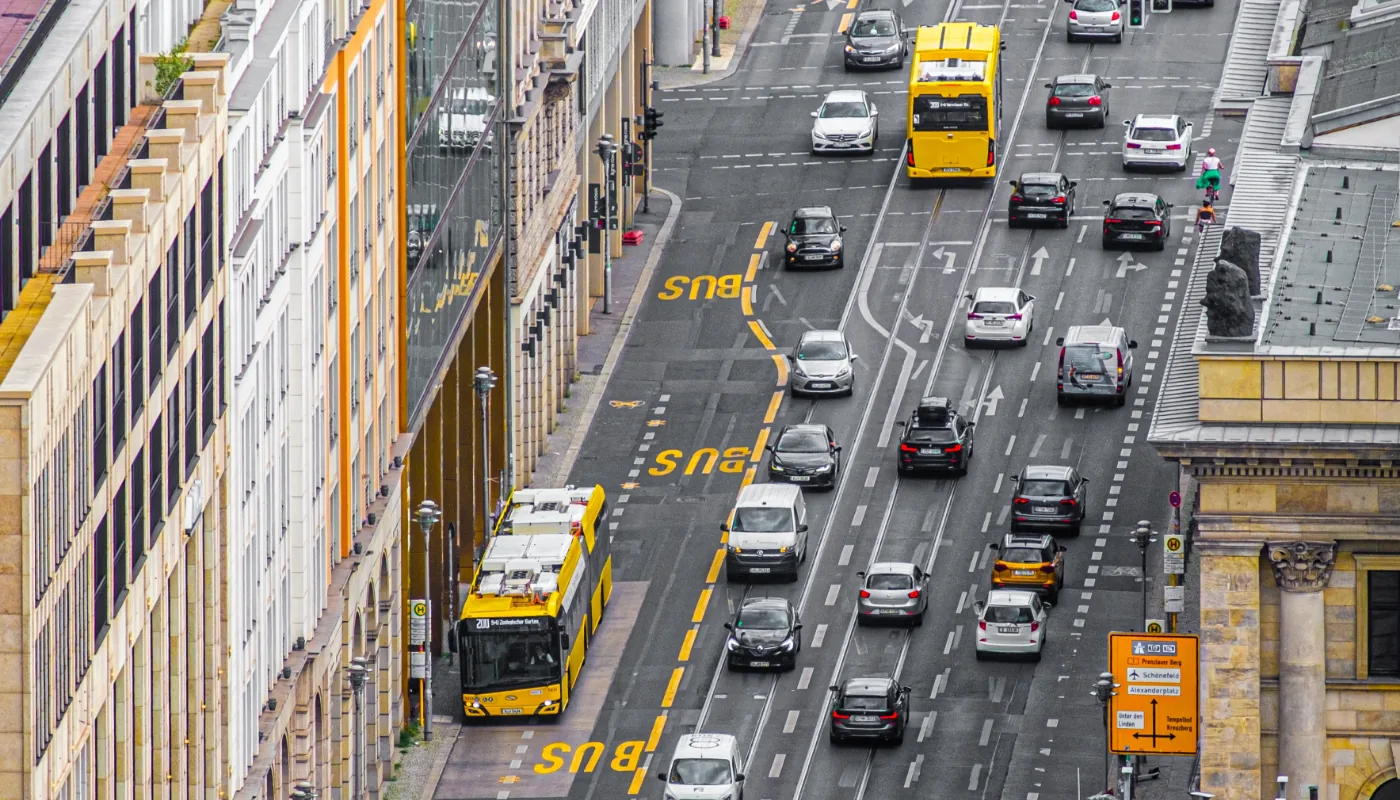 Mehrspurige Innenstadtstraße mit Bussen, von oben