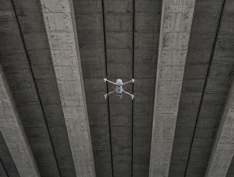 EVO III unter einer Betonbrücke, ohne Satellitenempfang