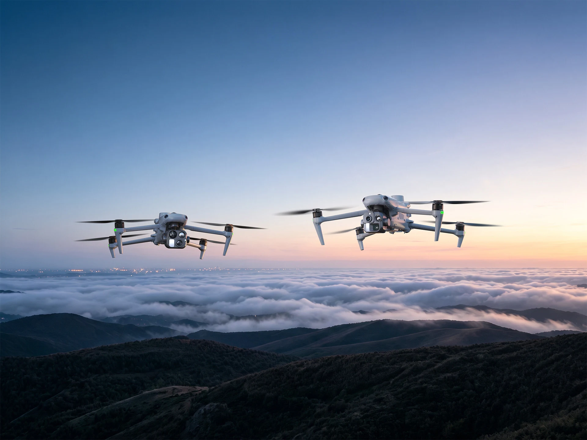 Zwei Autel EVO III im Flug über einer Wolkendecke im Abendlicht