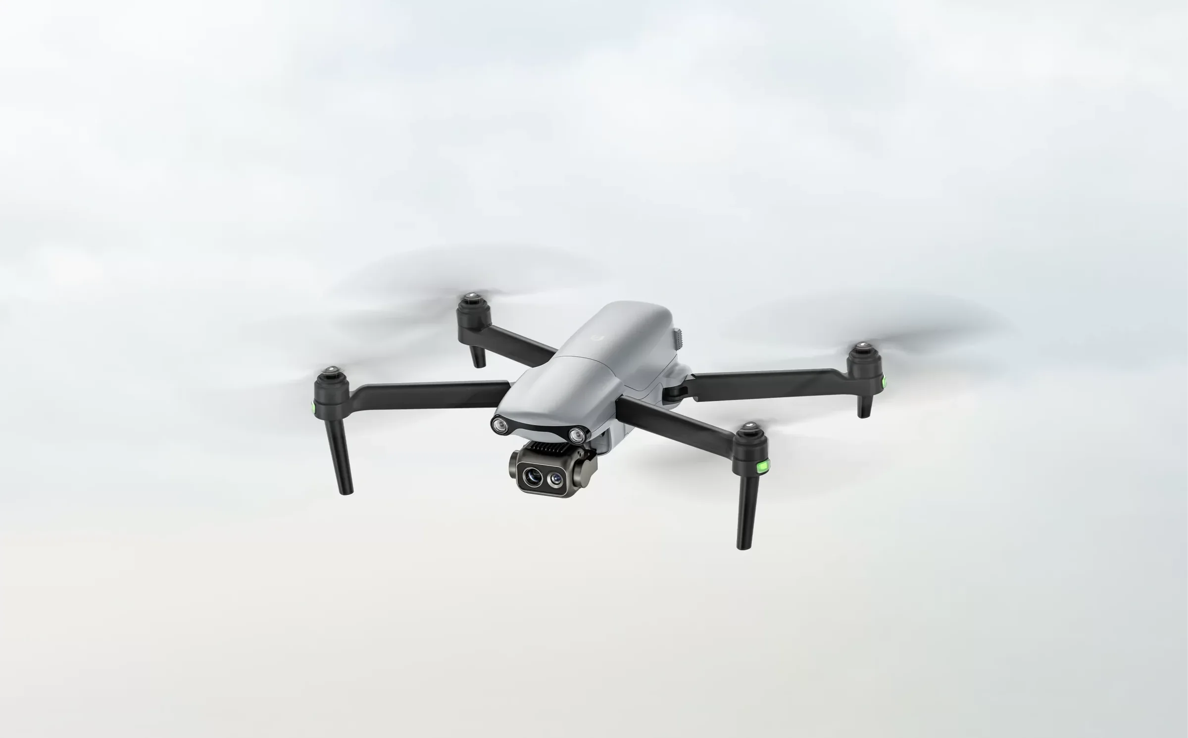 EVO Lite Enterprise im Flug vor bewölktem Himmel