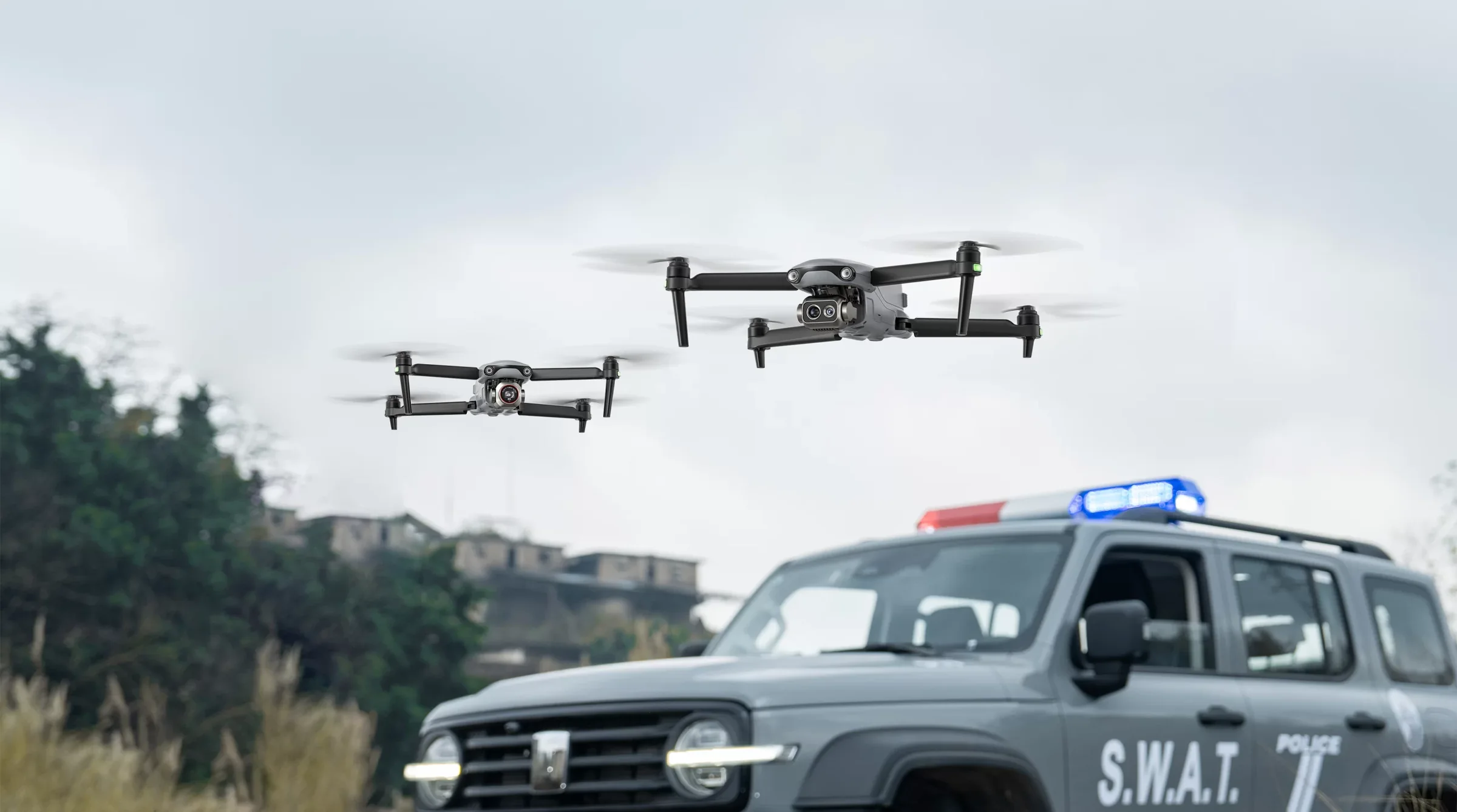 Zwei EVO Lite Enterprise im Flug über einem Einsatzfahrzeug