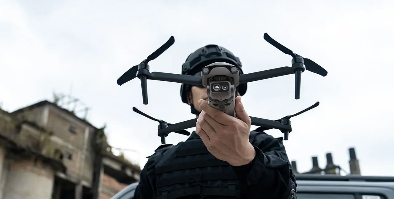 Einsatzkraft hält eine EVO Lite Enterprise mit einer Hand