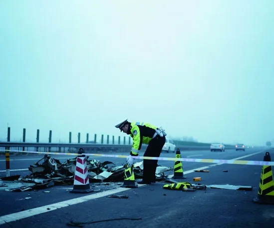 Polizist an einer Unfallstelle auf der Autobahn