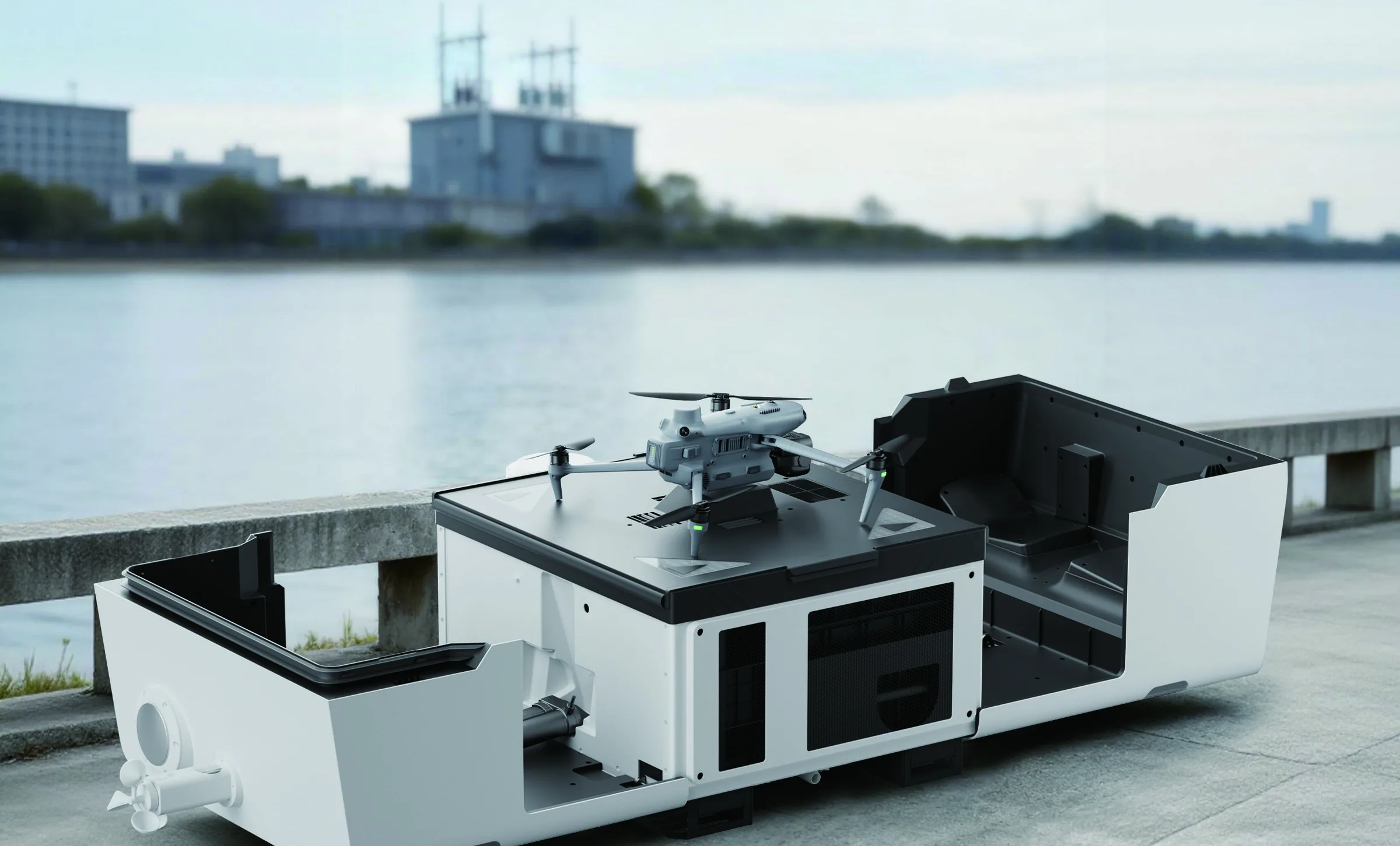 Autel EVO Nest 2 mit geöffneter Klappe und EVO III am Ufer
