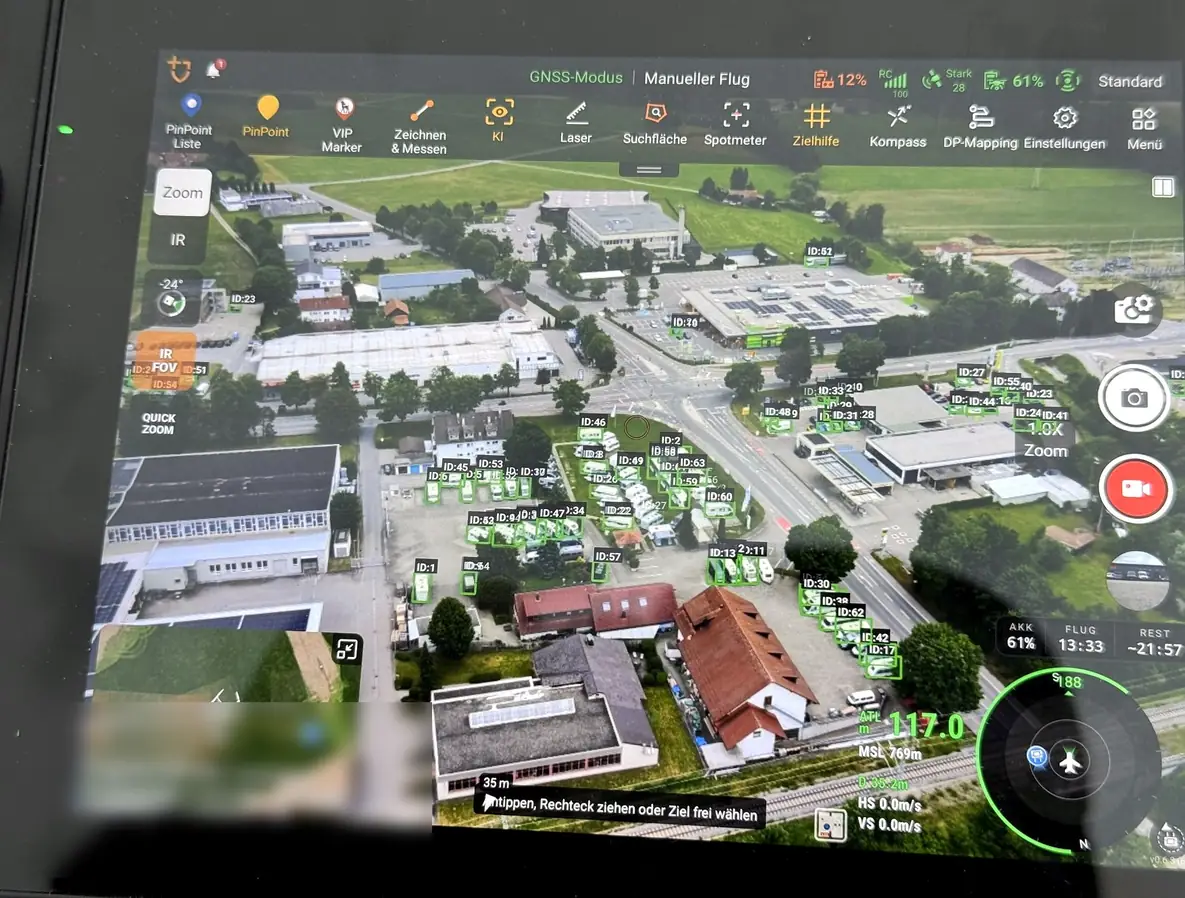 DP-UAV auf dem SmartController: KI-Erkennung markiert Fahrzeuge auf einem Gewerbegelände aus der Luft