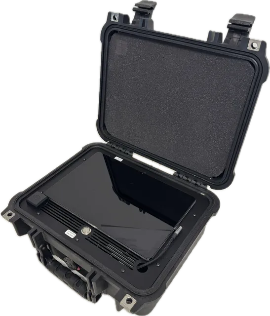 Geöffneter DPC-Multitracker-Koffer mit eingebautem Tablet