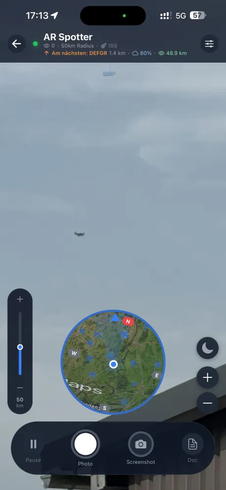 AR-Spotter: Kamerabild des Himmels mit beschriftetem Flugzeug und Radar-Minikarte